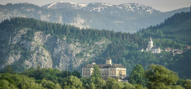 Detektive recherchieren in der Umgebung vom Schloss Trautenfels in der Steiermark.