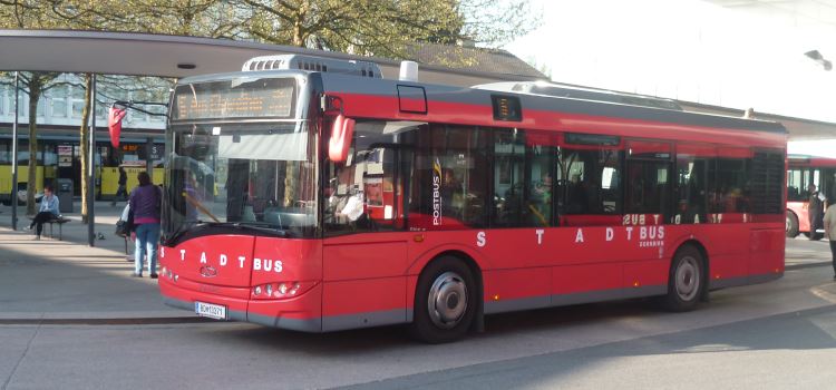 Detektive beobachten an einer Bushaltestelle in Dornbirn.