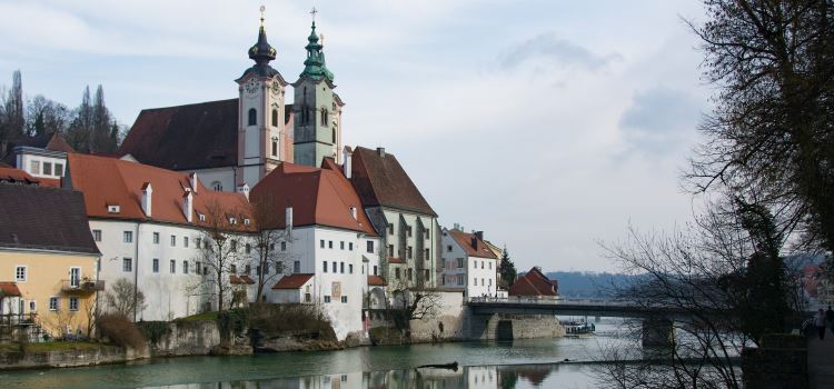 Detektive observieren in der Umgebung der Michaeler Kirche in Steyr.