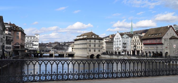 Detektive observieren auf der Münsterbrücke in Zürich