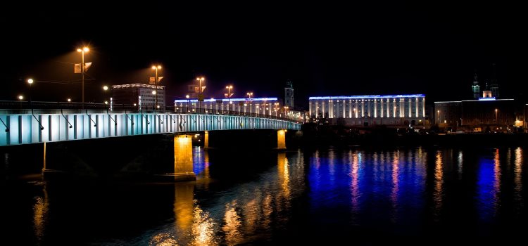Detektive observieren Nachts an der Nibelungebrücke in Linz.