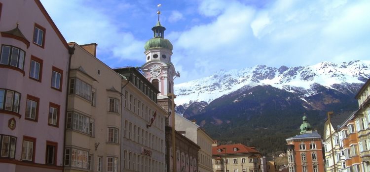 Detektive observieren in der Umgebung der Spital Kirche in Innsbruck.