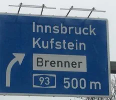 Detektive führen Ermittlungen am Einsatzort Innsbruck durch.